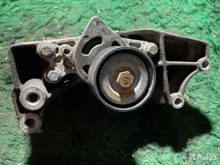 Кронштейн генератора с натяжным роликом peugeot206