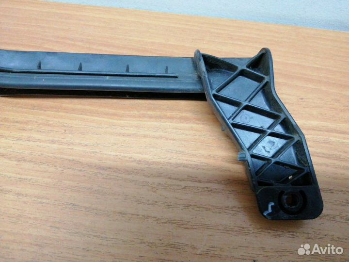 Направляющая стекла двери задняя правая Citroen C4