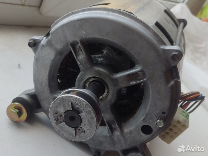 Двигататель стиральной машины Zanussi