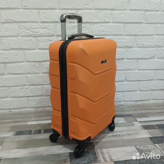 Чемодан на колёсах маленький s