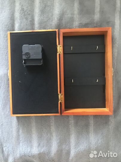 Ключница настенная из дерева с часами