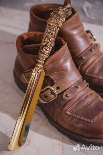 Рожок для обуви волк