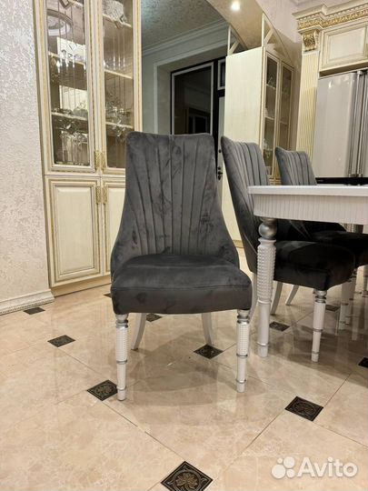 Стол и стулья