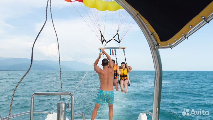 Полет на парашюте над морем парасейлинг