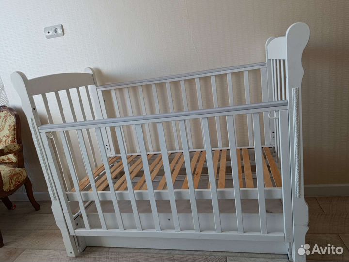 Деревянная кроватка для новорождённого с качанием