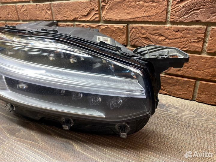 Фара правая Volvo XC90 2015-2023 LED