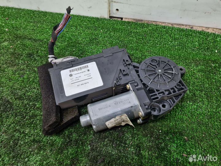 Моторчик стеклоподъемника передний левый Touareg 1