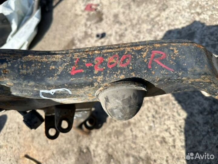 Рычаг передний правый Mitsubishi L200