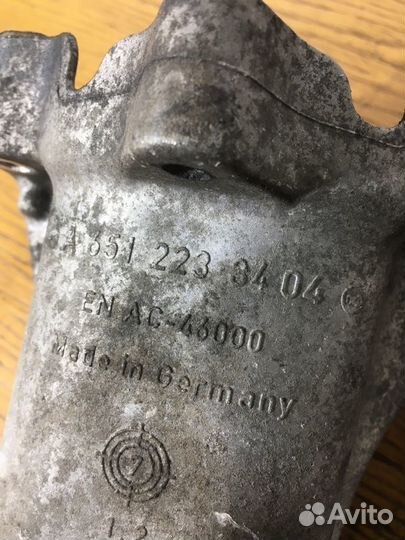 Кронштейн двигателя правый Mercedes C-Class W204