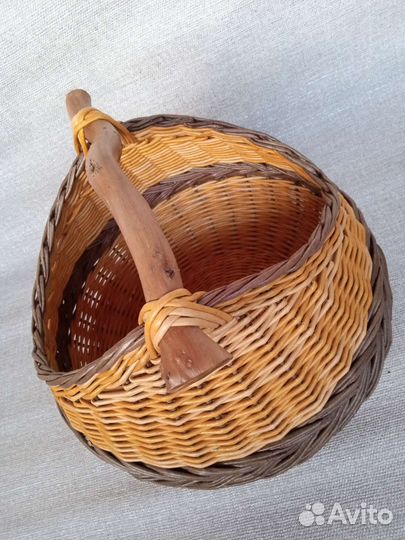 Плетёная корзина с деревянной ручкой