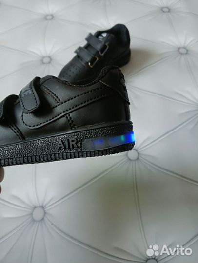 Кроссовки детские новые nike 22,24