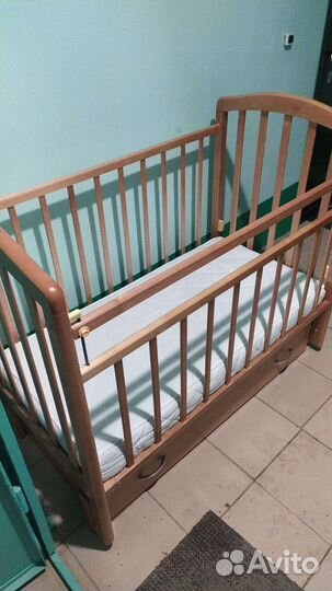 Детская кроватка с маятником