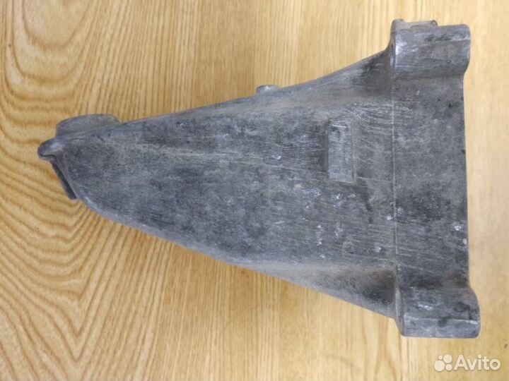 Кронштейн двигателя правый Mercedes-Benz E-Class