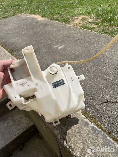 Бочек омывателя rav4