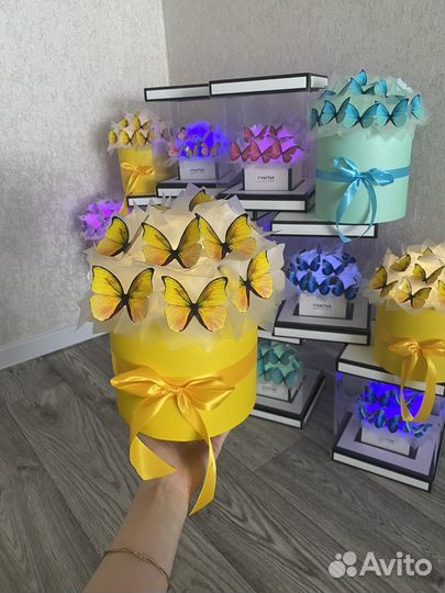 Подарок на 8 марта коробка с бабочками