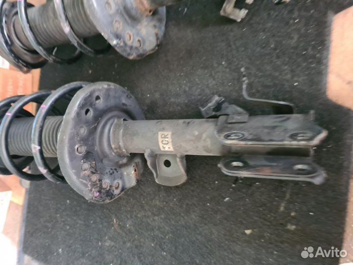 Амортизатор передний Nissan X-Trail T30 2003