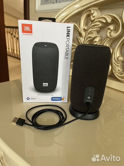Умная колонка JBL