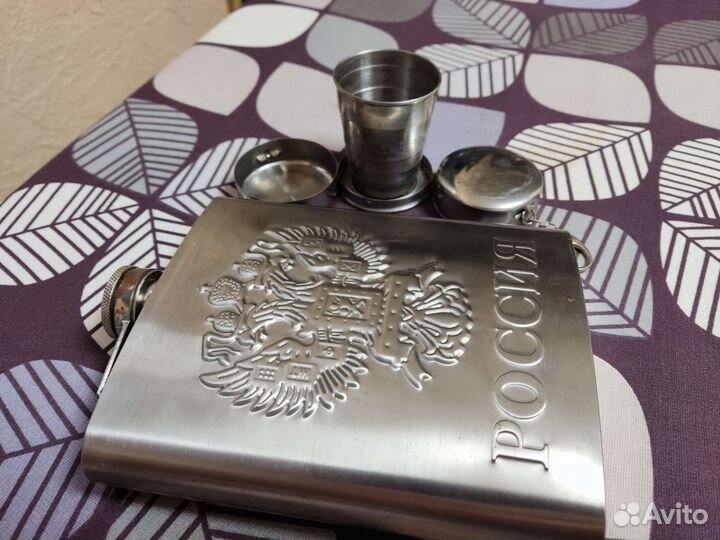 Фляжка для алкоголя и 2 рюмочки