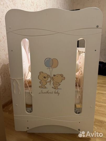 Детская кроватка с маятником