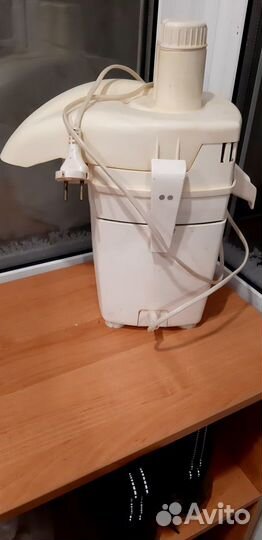 Электрическая соковыжималка-терка