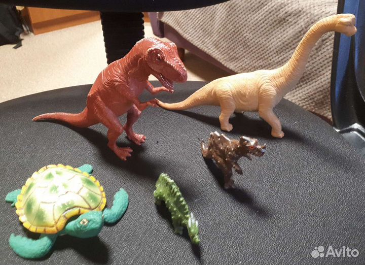 Игрушки: динозавры, черепаха
