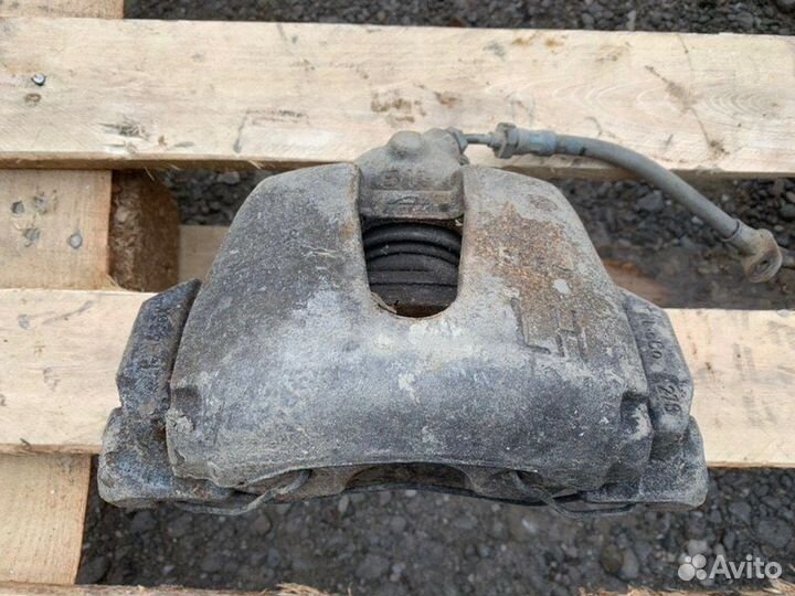 Суппорт тормозной передний левый Ford Focus 3