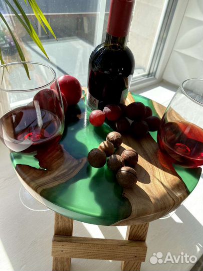 Винный столик из карагача и полимера