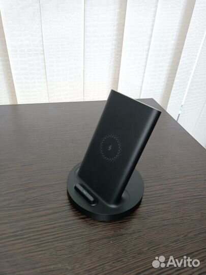 Подставка с зарядкой смартфона