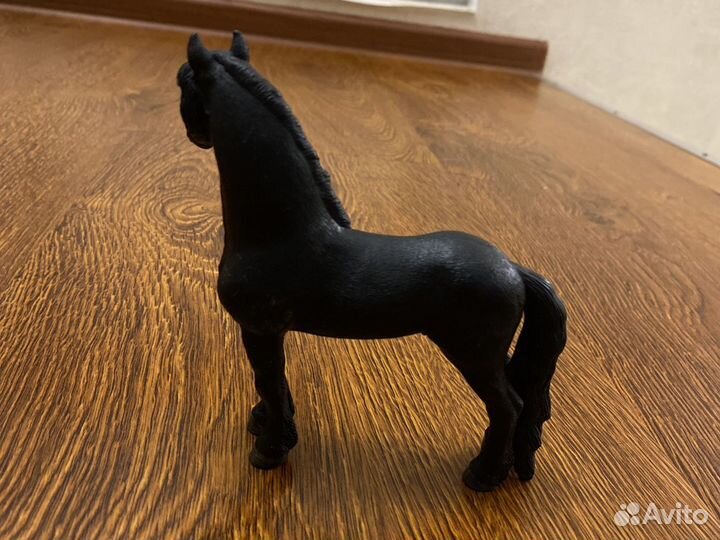 Фигурка лошади schleich
