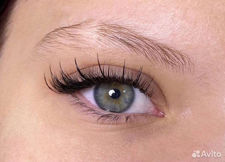 Наращивание ресниц и маникюр