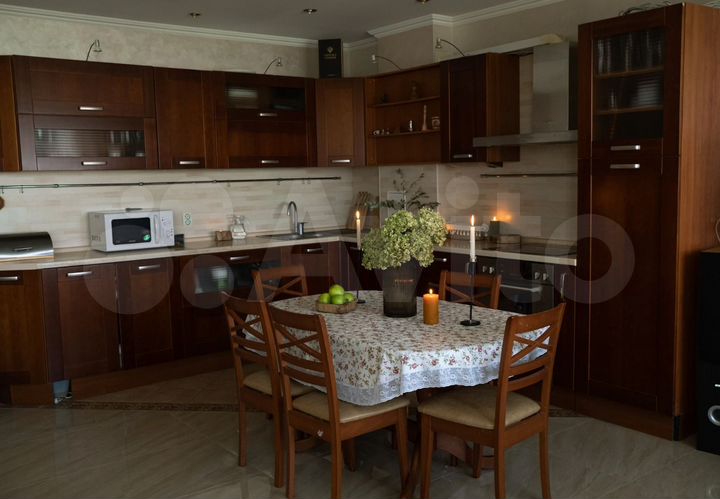 4-к. квартира, 140 м², 8/10 эт.