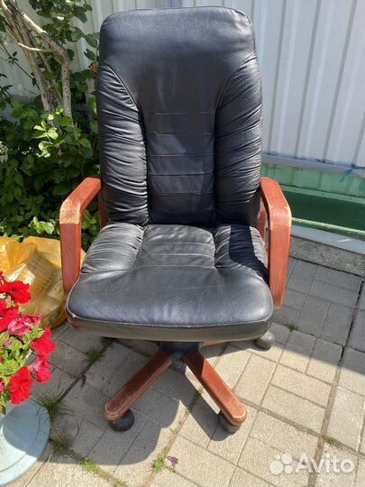 Офисное кожаное кресло