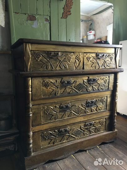 Старинный деревянный антикварный комод