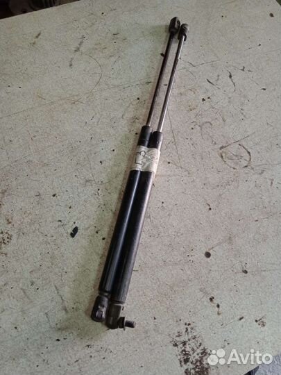 Газовый упор крышки багажника Volkswagen Golf 3