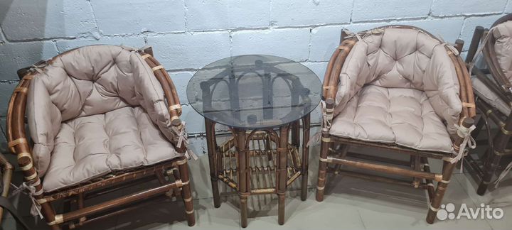 Стол и стулья плетеные