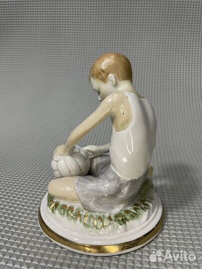 Фарфоровые статуэтки СССР чудово. Мальчик с мячом