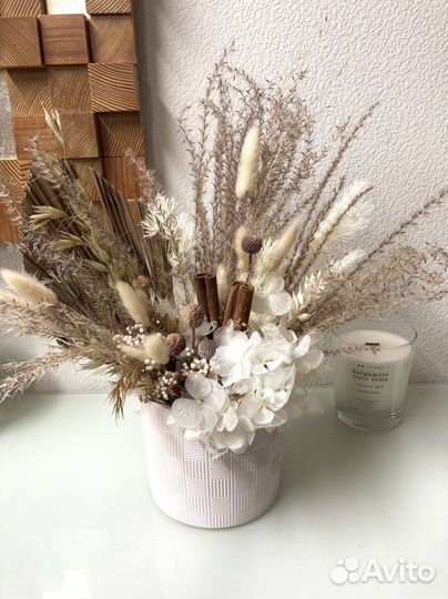 Композиция из сухоцветов в кашпо