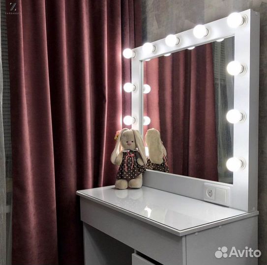 Туалетный столик визажиста с гримёрным зеркалом