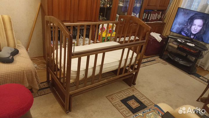 Детская кроватка с маятником
