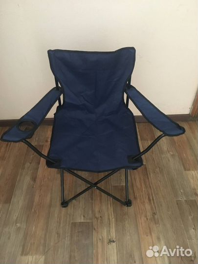 Кресло синее складное с подлокотниками