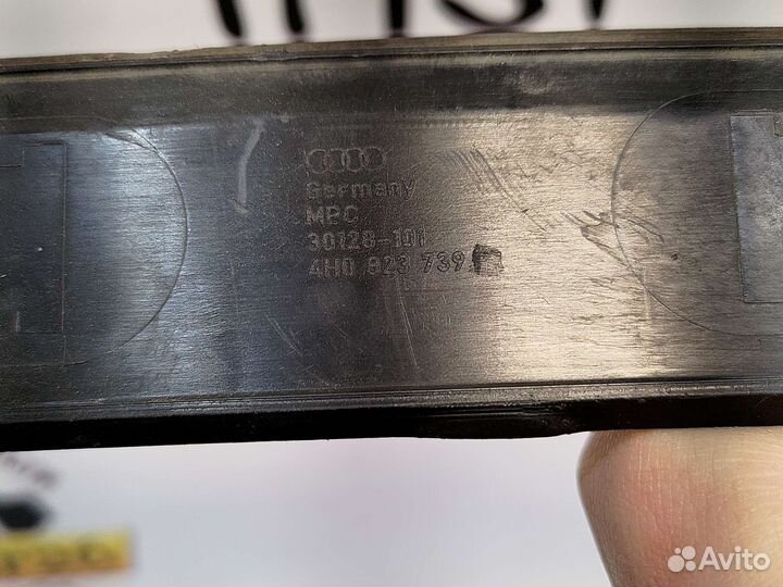 Уплотнитель капота Audi A8