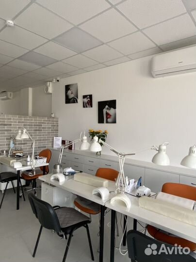 Модель на Наращивание ногтей - выкладной френч