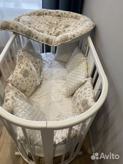 Детская кроватка с маятником