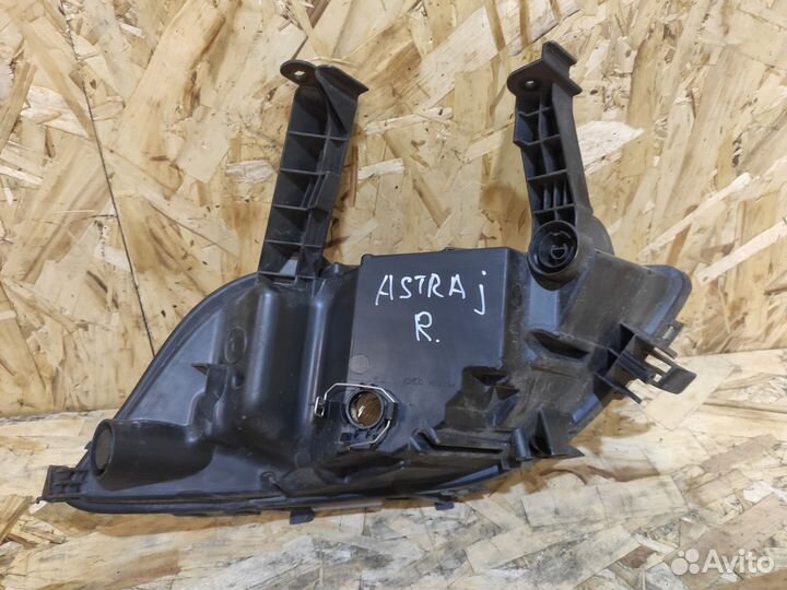 Противотуманка правая Opel Astra J