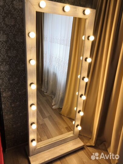 Гримерное зеркало с лампочками