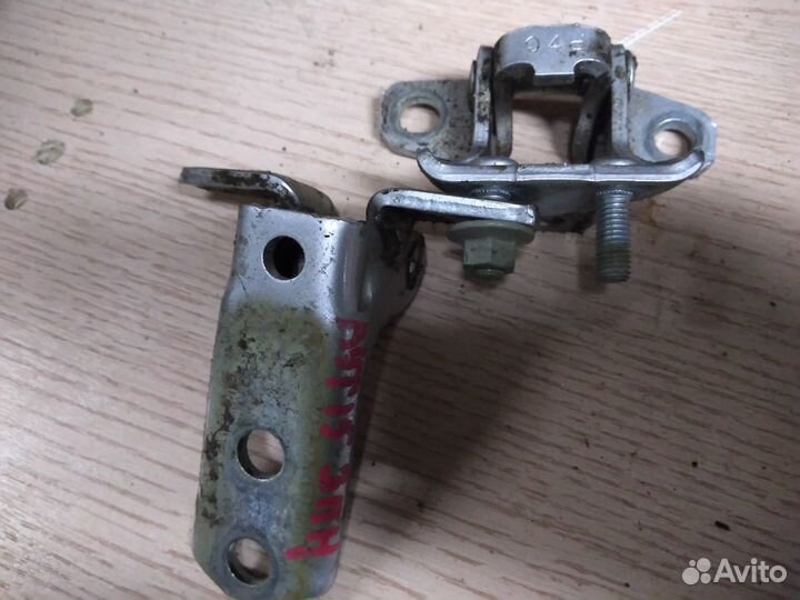 Петля двери Mitsubishi Outlander 3