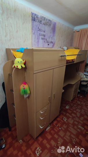 Школьный уголок с кроватью и шкафом