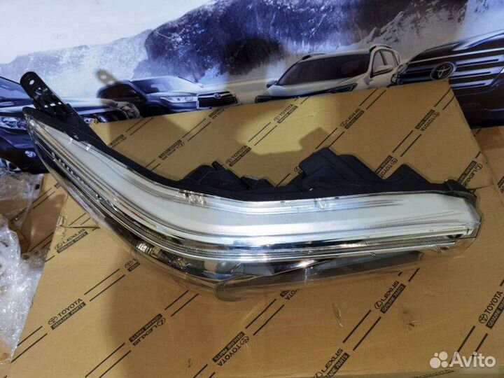 Фара правая Toyota Hilux 2015-2020