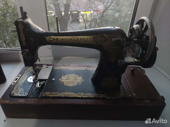 Старая ручная швейная машинка 