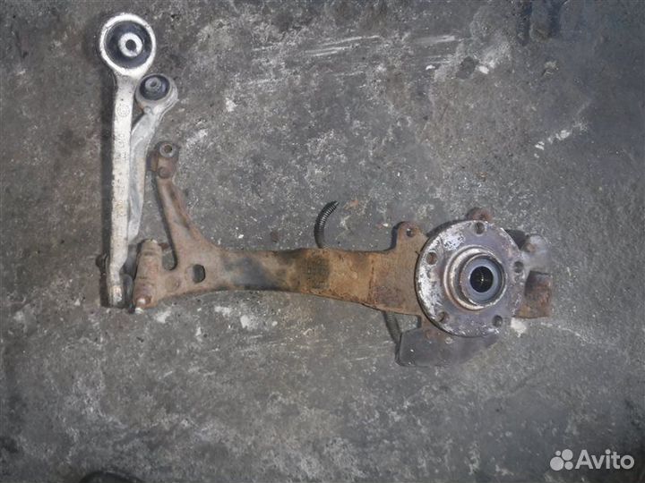 Кулак поворотный лев. перед. Volkswagen Passat